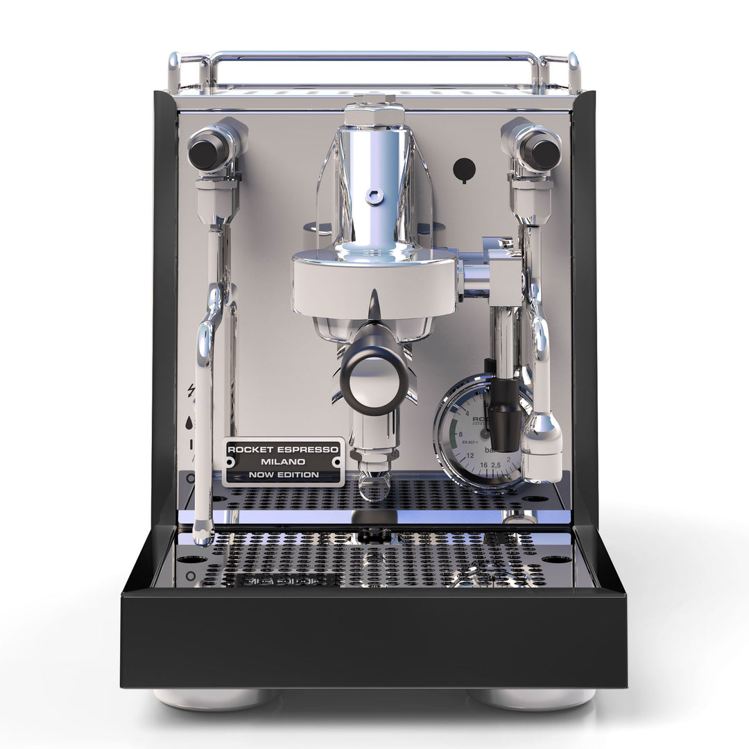 Frontalansicht Espressomaschine Rocket Now Edition mit  schwarzer Seitenverkleidung und schwarzer Auffangschale