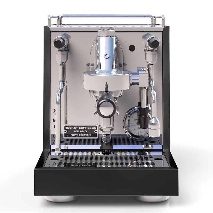 Frontalansicht Espressomaschine Rocket Now Edition mit  schwarzer Seitenverkleidung und schwarzer Auffangschale